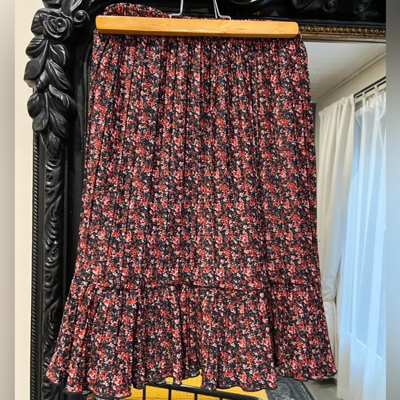 Black and Red Floral, Pleated Mini Skirt with Tie - Picture 2 of 6